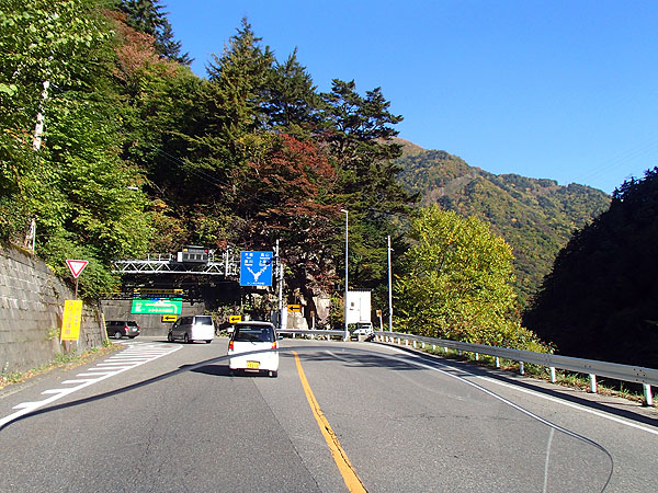トンネル内分岐手前付近を通過